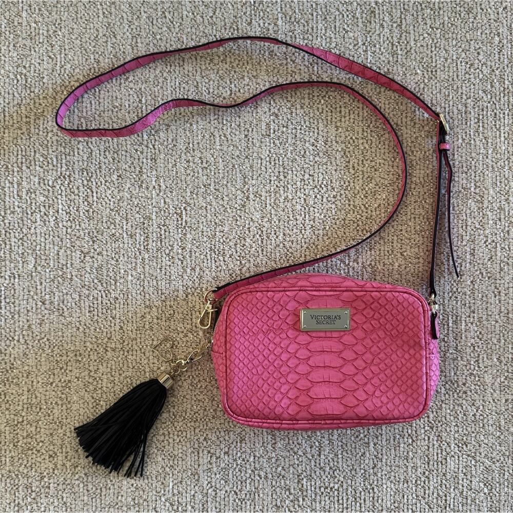 NWOT Victoria’s Secret Y2K Style Embossed Snake Skin Camera Crossbody Purse PINK